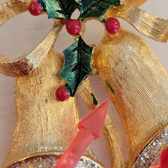 Vintage Holiday Bell Brooch ~ Christmas ~ 1960s or so ~Pretty - Picture 12 of 12